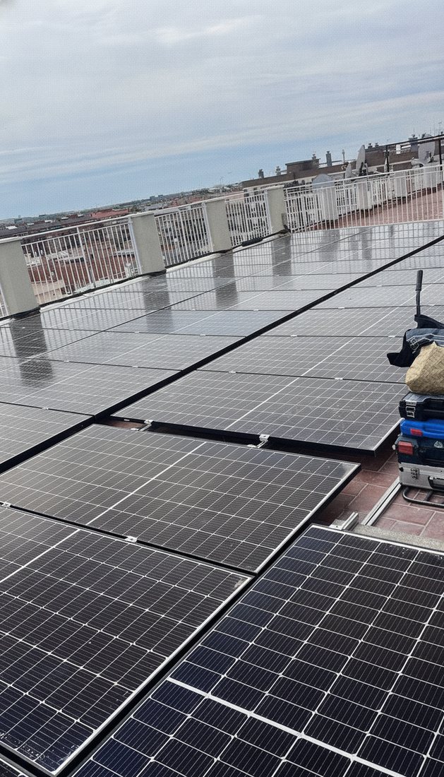 Placas solares fotovoltaicas instaladas en una azotea